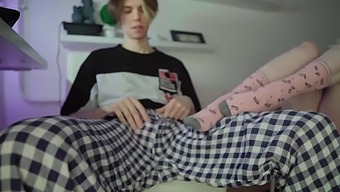 Sora Mea Mă Tachinează Cu Fetișul Ei De Picioare În Acest Videoclip Amator